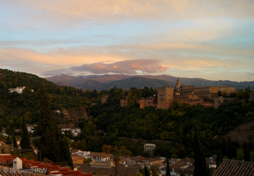 Evening view towards Alhambra and Sierra Nevada from Mirador de San Nicolás, Granada, Spain - Abendlicher Blick auf die Alhambra und die Sierra Nevada vom Mirador de San Nicolás, Granada, Spanien