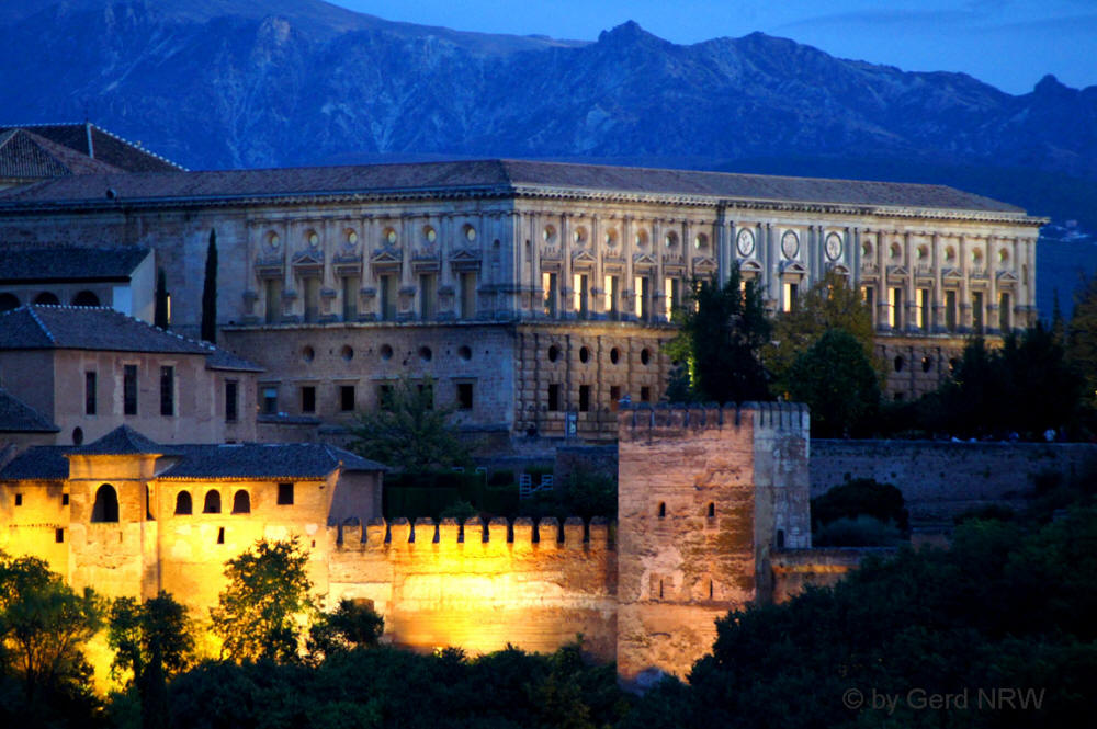 Evening view towards Alhambra and Sierra Nevada from Mirador de San Nicolás, Granada, Spain - Abendlicher Blick auf die Alhambra und die Sierra Nevada vom Mirador de San Nicolás, Granada, Spanien