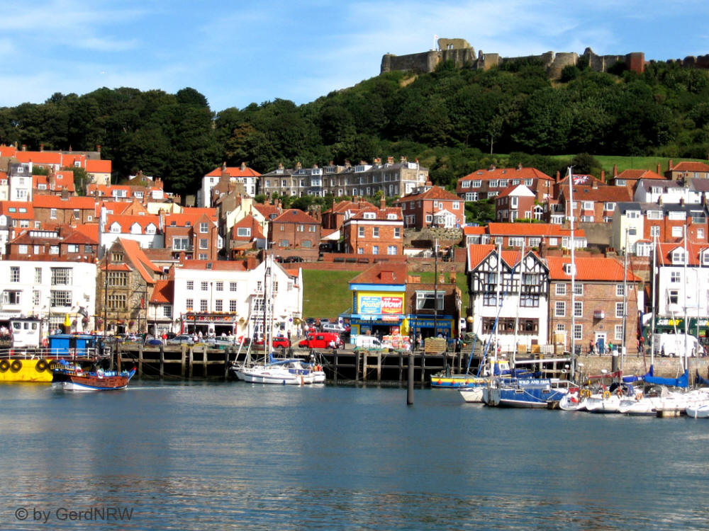Scarborough Bay and remains of Scarborough Castle from 1150, Scarborough, North Yorkshire, UK 