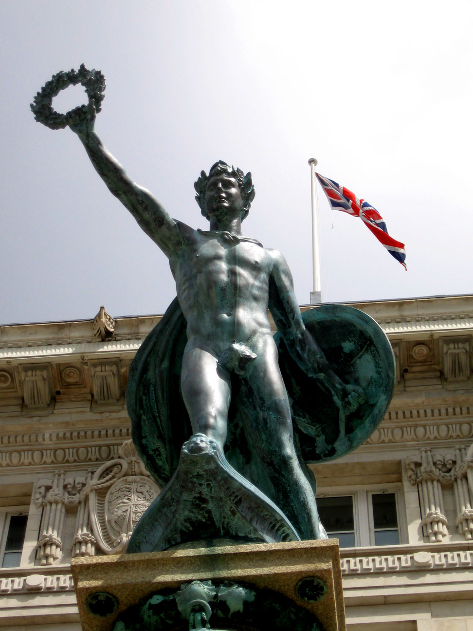 In Front of the Port of Liverpool Building - Vor dem Port of Liverpool-Gebäude, Liverpool, UK