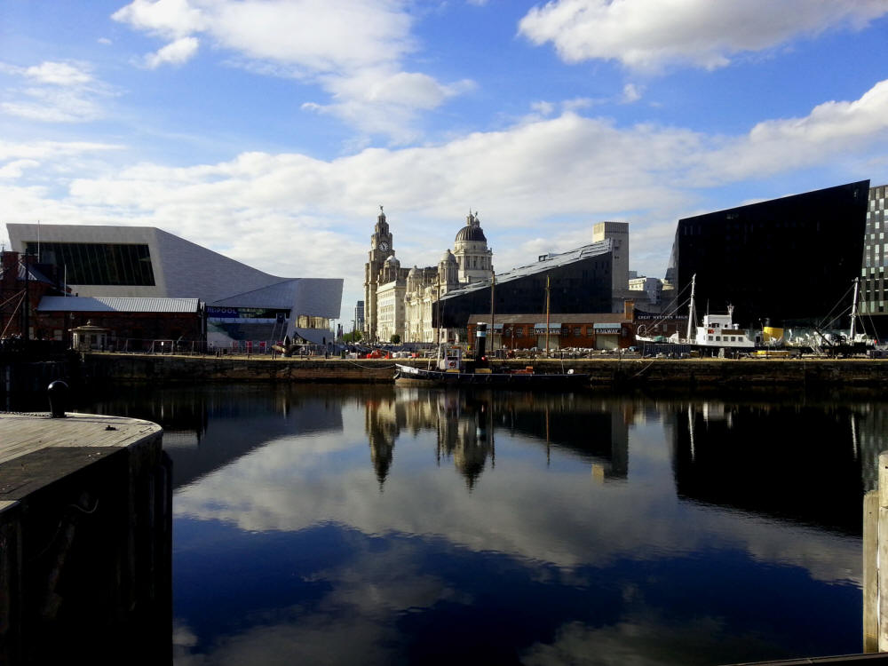 View over Canning Dock towards Liverpool Museum, the "3 Graces" and Open Eye Gallery, Liverpool, UK - Blick über das Canning Dock auf das Liverpool Museum, die "3 Grazien" und die Open Eye Gallery, Liverpool, UK