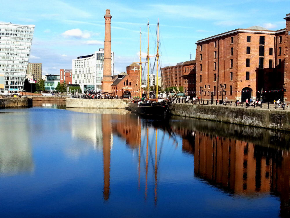 View over Canning Dock towards the Old Pumphouse, Liverpool, UK - Blick über das Canning Dock auf das alte Pumpenhaus, Liverpool, UK