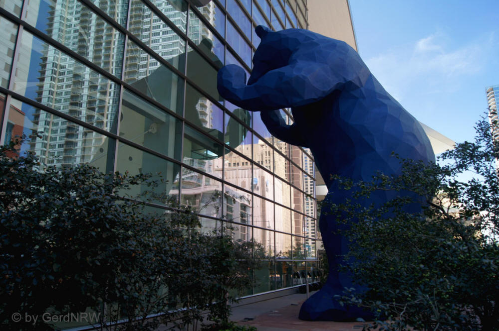 Colorado Convention Center's 40-foot-tall Blue Bear, "I See What You Mean", Denver, CO, USA - 12 m hoher Blauer Bär am Colorado Kongresszentrum "Ich sehe was Du meinst", Denver, CO, USA