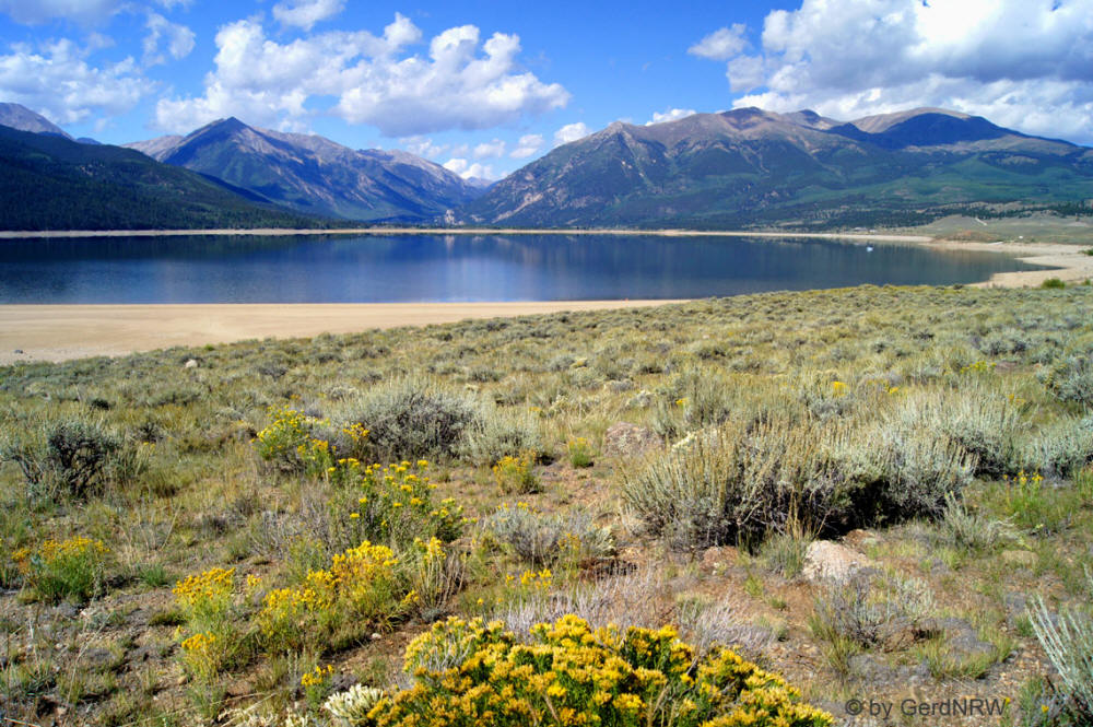 Twin Lakes and Twin Peaks (13,783 ft / 4,201 m - left) and Mt. Elbert (14,440 ft / 4,401 m - right), Colorado, USA