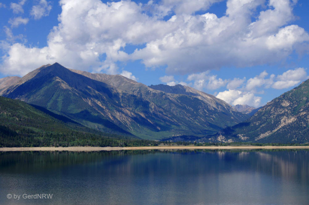 Twin Lakes and Twin Peaks (13,783 ft / 4,201 m - left), Colorado, USA