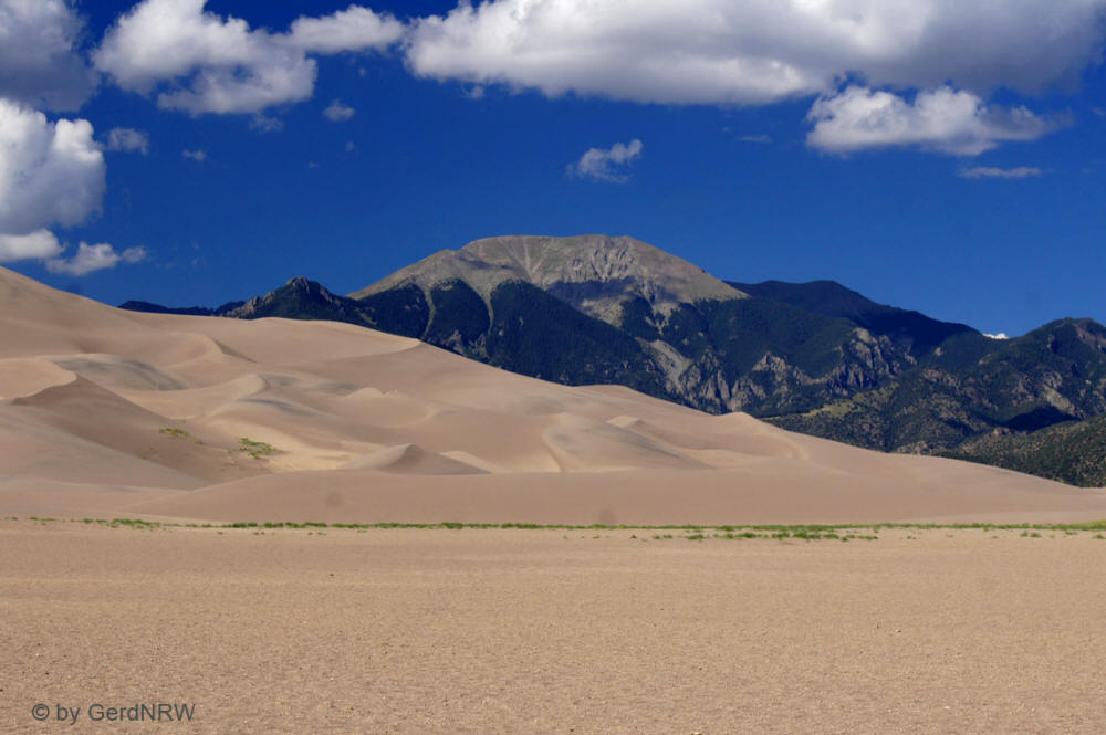 Great Sand Dunes and Sangro de Cristo Range, Great Sand Dunes National Park, Colorado - USA