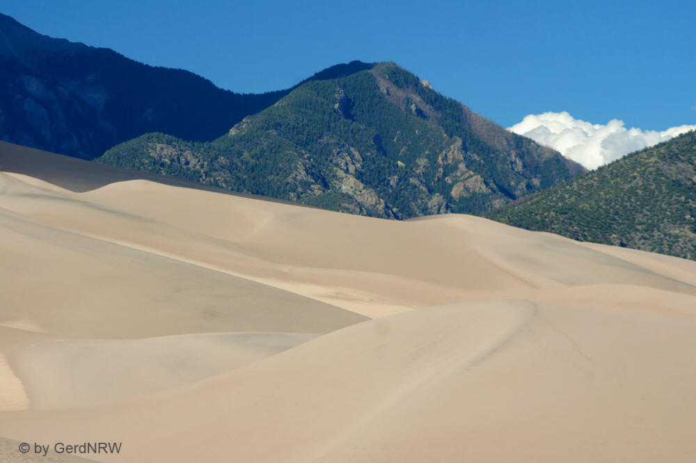 Great Sand Dunes and Sangro de Cristo Range, Great Sand Dunes National Park, Colorado - USA