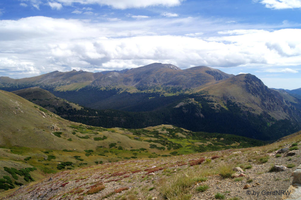 Flatiron Mountain (12335 ft / 3760 m) and Desolation Peaks (12949 ft / 3947 m), Rocky Mountains National Park, Colorado, USA