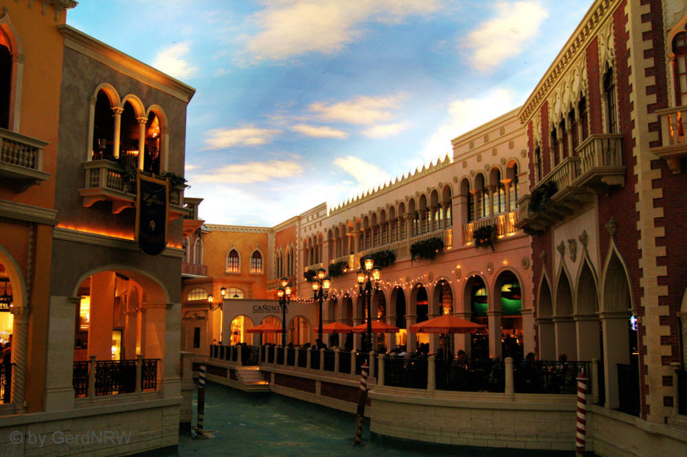 Inside the Venetian (the Sky is artifical) - Im Innern des Venetian (Der Himmel ist künstlich), The Strip, Las Vegas, Nevada, USA