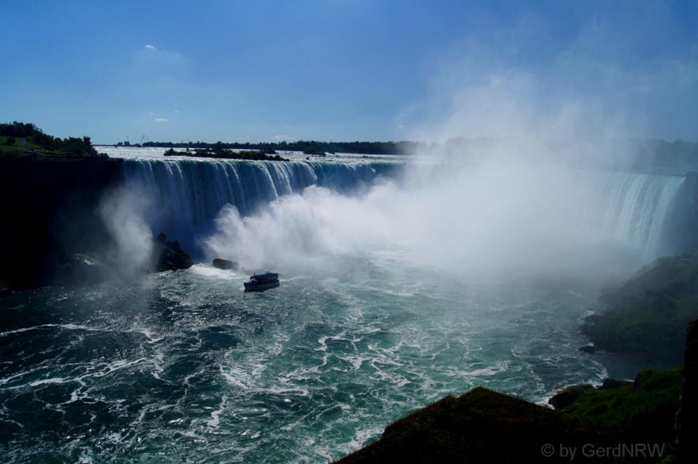 View from Queen Victoria Park towards the Horseshoe Falls, Niagara Falls, Canada - Blick vom Queen Victoria Park auf die Horseshoe Falls, Niagarafälle, Kanada