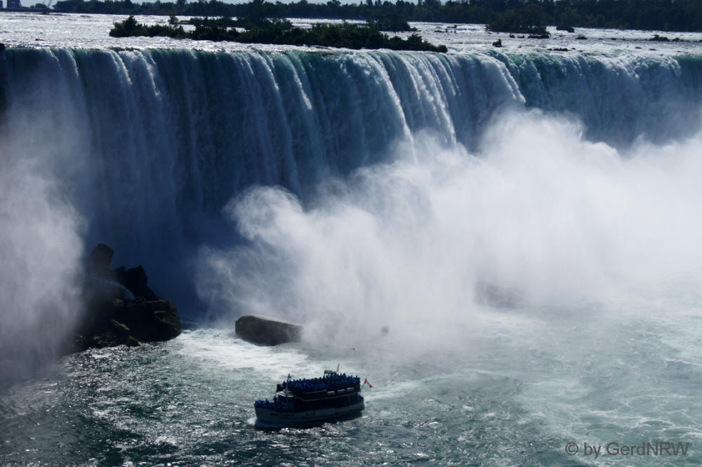 View from Queen Victoria Park towards the Horseshoe Falls, Niagara Falls, Canada - Blick vom Queen Victoria Park auf die Horseshoe Falls, Niagarafälle, Kanada