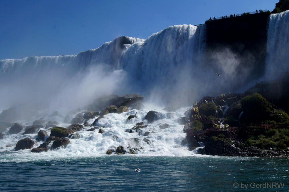 View from Maid of the Mist-Boat to American Falls, Niagara Falls, Canada - Blick vom Maid-of -the-Mist-Boot auf die American Falls, Niagarafälle, Kanada
