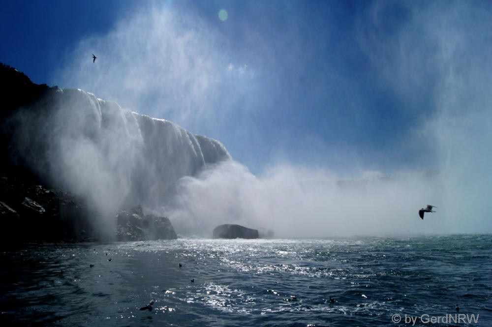 View from Maid of the Mist-Boat to Horseshoe Falls, Niagara Falls, Canada - Blick vom Maid-of -the-Mist-Boot auf die Horseshoe Falls, Niagarafälle, Kanada