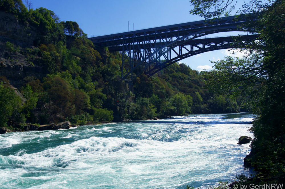 View from (Blick vom) Great Gorge to Whirlpool Rapids Bridge, Niagara Falls, Canada