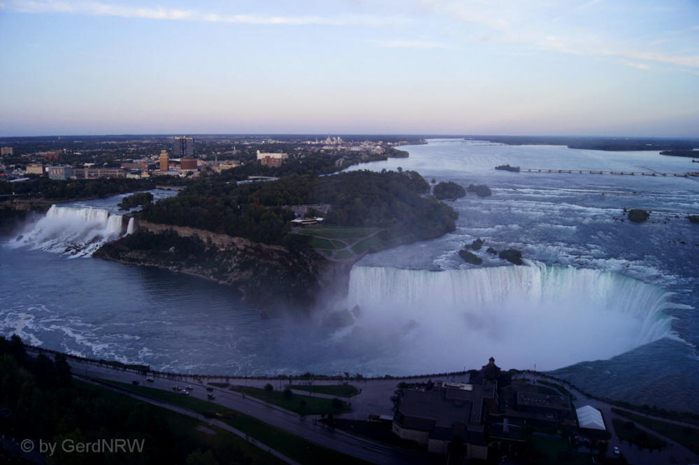 Evening view from Presidental Suite in the Embassy Suites Hotel towards Niagara Falls and USA, Niagara Falls, Canada - Abendlicher Blick aus der Präsidenten-Suite auf die Niagarafälle und die USA, Niagara Falls, Kanada