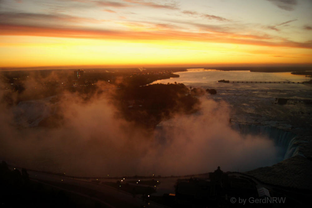Sunrise over Horseshoe Falls, View from Presidental Suite in the Embassy Suites Hotel, Niagara Falls, Canada - Sonnenaufgang über den Horseshoe Falls, Blick aus der Präsidenten-Suite des Embassy Suites Hotels, Niagara Falls, Kanada