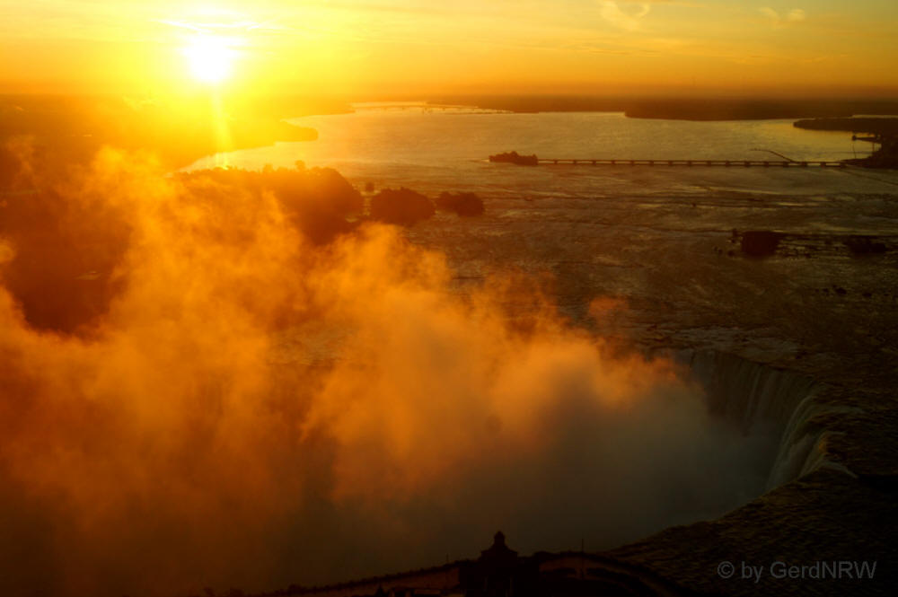 Sunrise over Horseshoe Falls, View from Presidental Suite in the Embassy Suites Hotel, Niagara Falls, Canada - Sonnenaufgang über den Horseshoe Falls, Blick aus der Präsidenten-Suite des Embassy Suites Hotels, Niagara Falls, Kanada