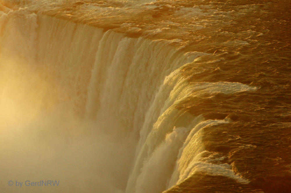 Sunrise over Horseshoe Falls, View from Presidental Suite in the Embassy Suites Hotel, Niagara Falls, Canada - Sonnenaufgang über den Horseshoe Falls, Blick aus der Präsidenten-Suite des Embassy Suites Hotels, Niagara Falls, Kanada