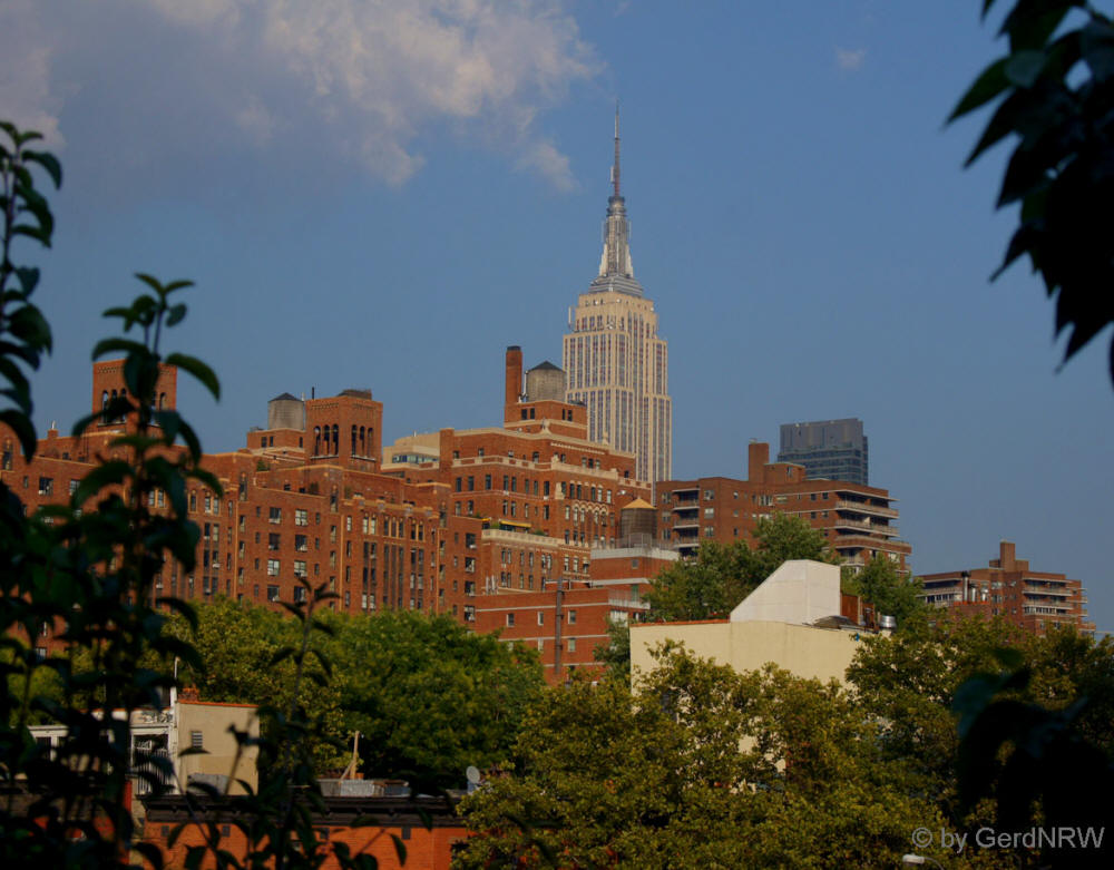 Empire State Building from High Line Park, Manhattan, New York, USA 