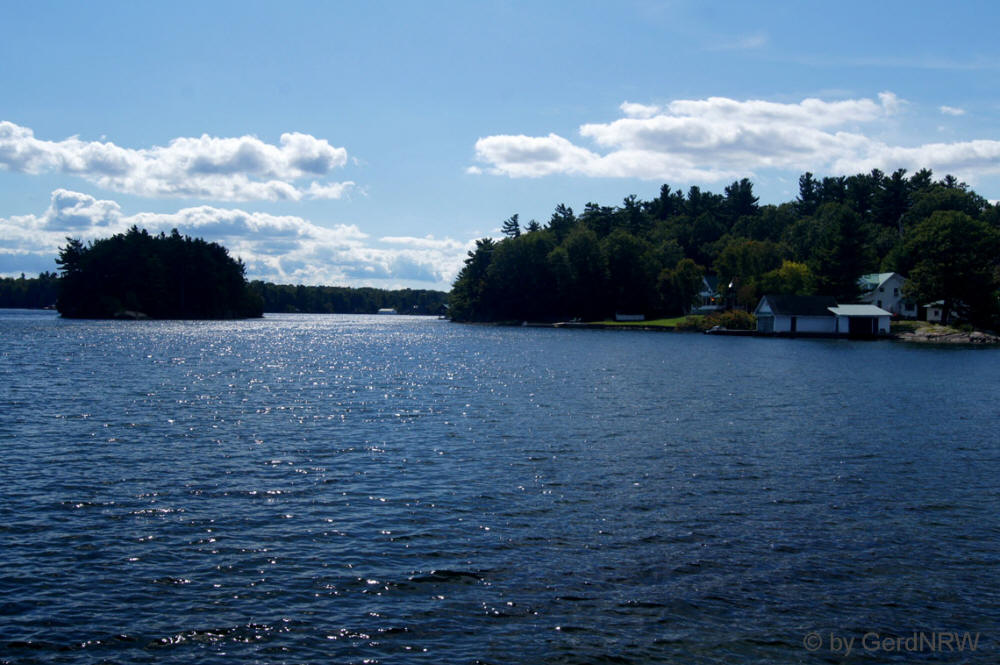 St. Lawrence River from 1000 Islands Parkway, Ontario, Canada - St. Laurence-Strom vom 1000 Islands Parkway, Ontario, Kanada